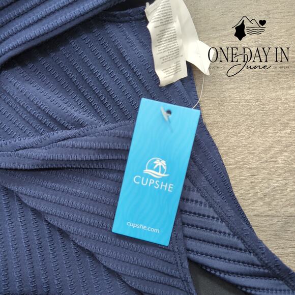 Cupshe V Front Textured One Piece Swimsuit Size M - Picture 2 of 5